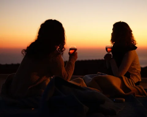 EL ENCANTO DE TOMAR VINO